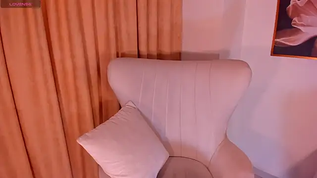 JuliaBanks  online show from July 28, 8:52 pm