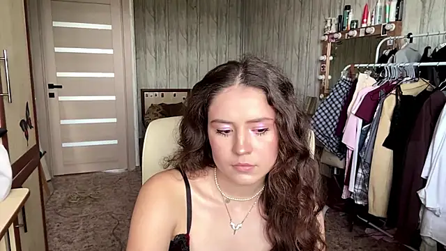 CrispyVeil online show from July 28, 10:02 am