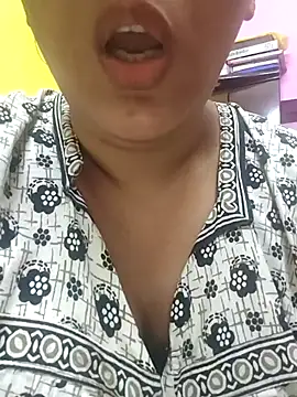 arushi9490 online show from August 5, 8:20 am