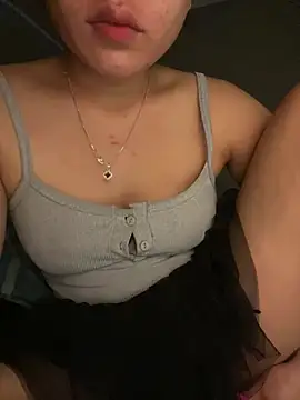 ly-laxxx online show from July 28, 7:50 pm
