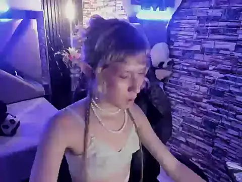 vivienne hadi online show from July 17, 9:51 pm