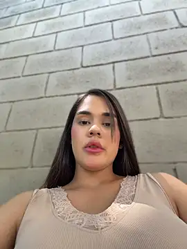 BellaLeclair  online show from July 28, 6:20 pm