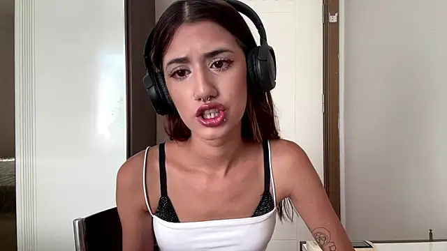 JuliaPierce online show from July 20, 1:35 pm