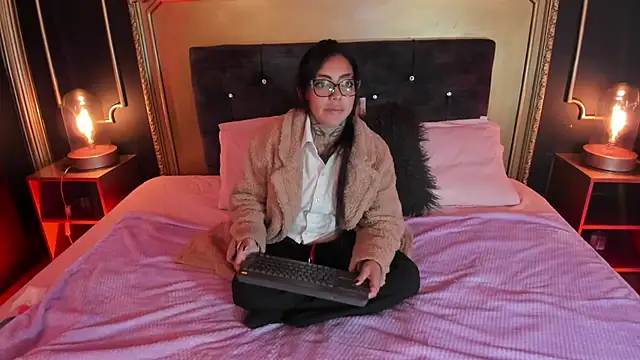 Gahia Thompson online show from July 20, 11:45 am