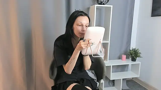 LawannaOmersa online show from July 14, 1:49 pm