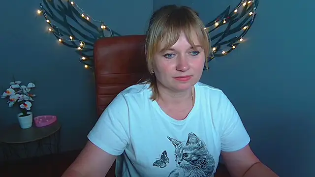 KiraSmiling online show from July 16, 11:15 am