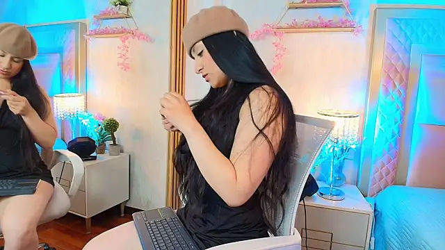 ElyThompson  online show from July 29, 12:27 pm
