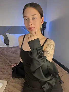 HoneyJuliet online show from July 21, 11:33 am