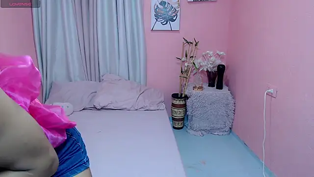 VivienneLuxe online show from July 23, 2:25 pm