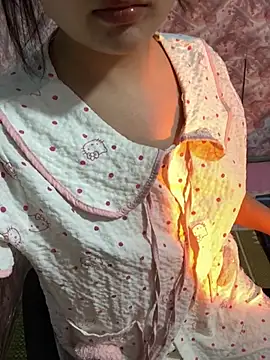 Ngoc xinh online show from July 18, 3:25 pm