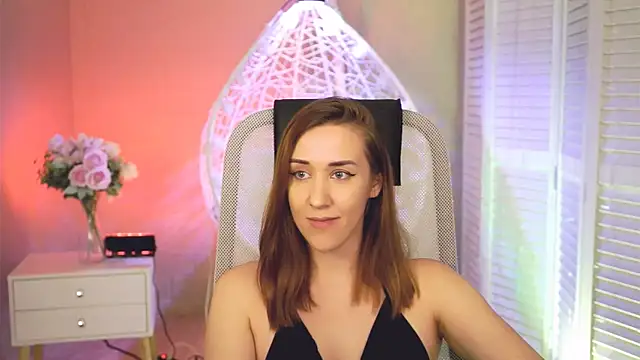 emillylopez  online show from July 28, 6:20 pm
