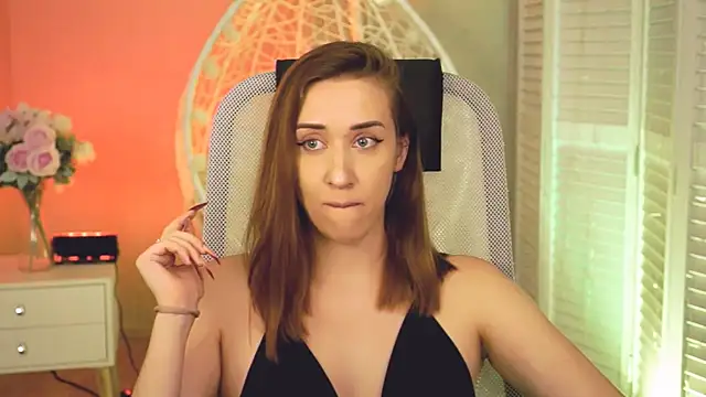 emillylopez  online show from July 28, 4:51 pm