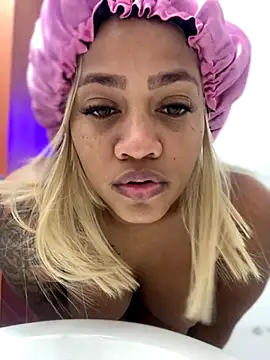 Snapshot of riri_brunnete chatting on October 12, 5:10 am riri brunnete online show from October 12, 5:10 am