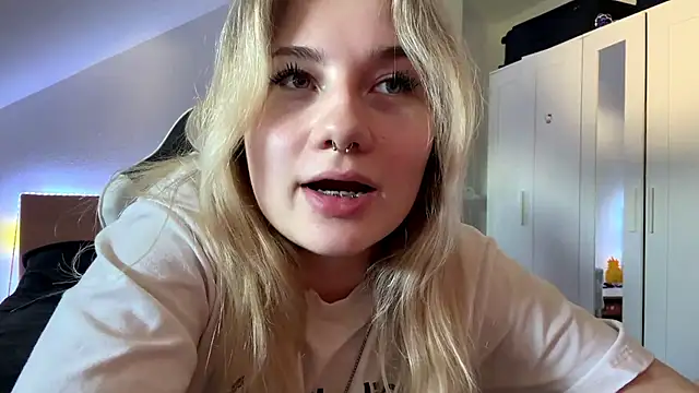 tutsiecutie online show from July 28, 4:39 pm