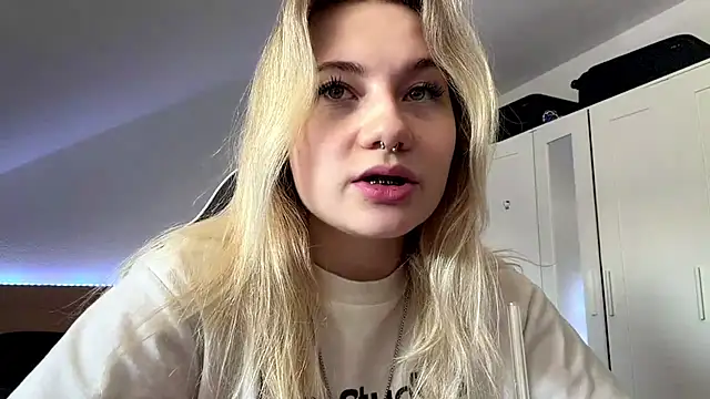 tutsiecutie online show from July 28, 11:08 am
