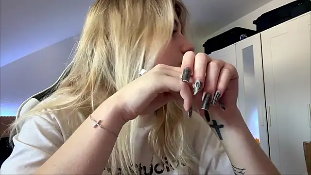 tutsiecutie online show from July 28, 12:48 pm