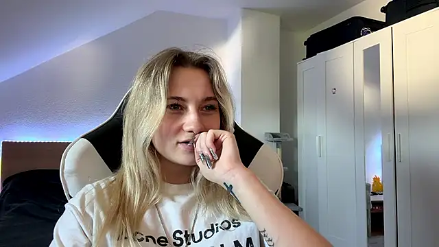 tutsiecutie online show from July 28, 3:21 pm