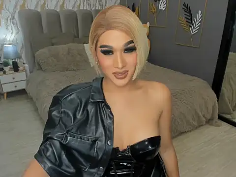 LegendaryNicole online show from October 1, 8:30 am