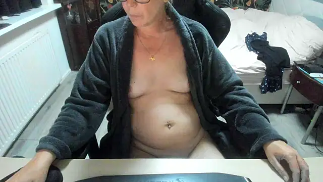 minoesje37 online show from September 20, 8:29 pm