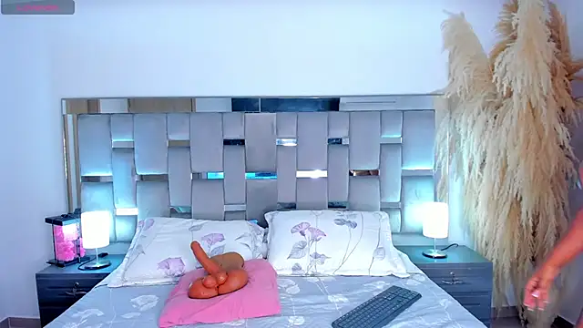 Cammiila online show from April 4, 5:45 pm