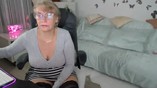 Ghertrude52 online show from October 25, 3:14 am