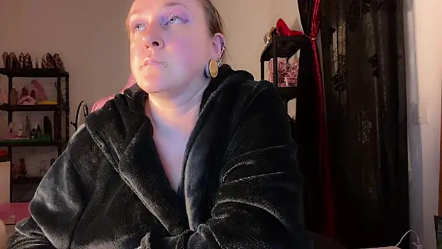 kisicaxx online show from November 25, 6:42 pm