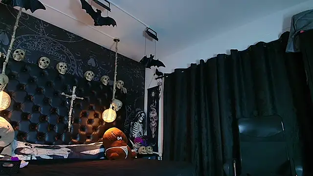 AlexHoe  online show from March 18, 6:13 pm