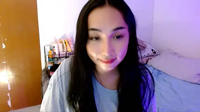 Snapshot of SweetLilly_18 chatting on October 19, 5:53 am SweetLilly 18 online show from October 19, 5:53 am