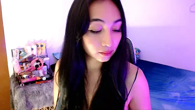Snapshot of SweetLilly_18 chatting on October 13, 3:20 am SweetLilly 18 online show from October 13, 3:20 am