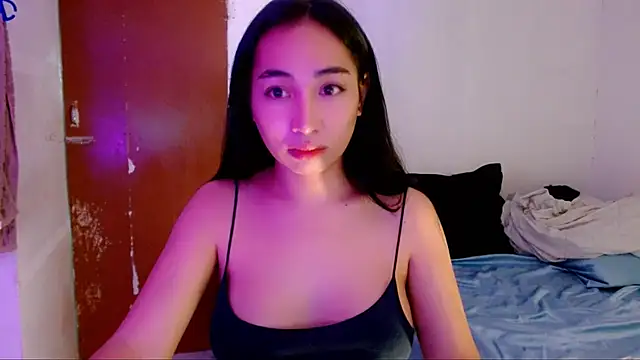 Snapshot of SweetLilly_18 chatting on September 24, 12:20 am SweetLilly 18 online show from September 24, 12:20 am