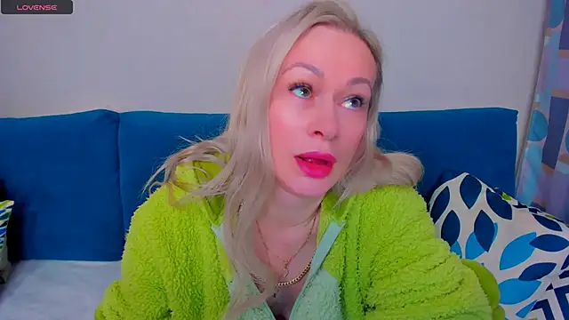 Snapshot of EllenMoore chatting on October 4, 3:12 am EllenMoore online show from October 4, 3:12 am