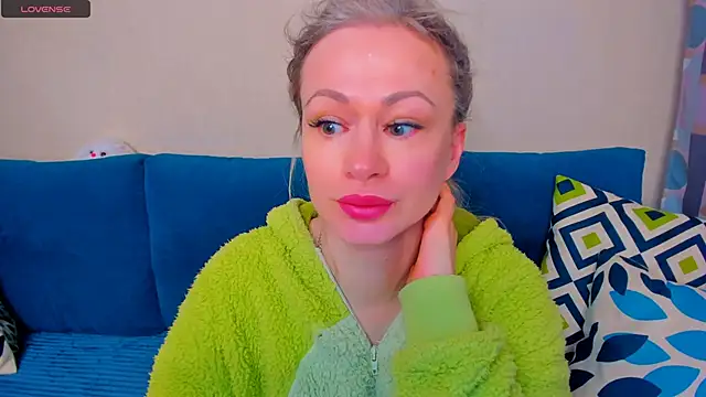 Snapshot of EllenMoore chatting on October 13, 3:09 am EllenMoore online show from October 13, 3:09 am