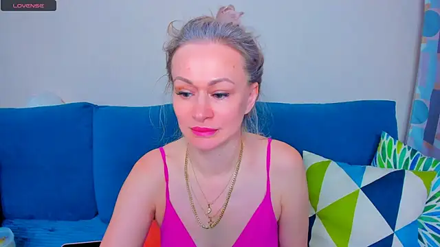 Snapshot of EllenMoore chatting on September 16, 3:25 am EllenMoore online show from September 16, 3:25 am