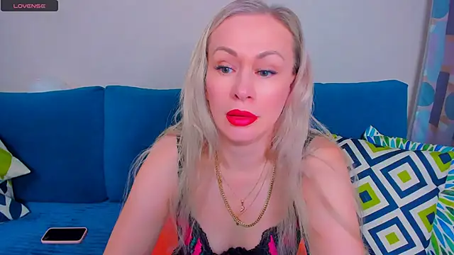 Snapshot of EllenMoore chatting on September 10, 3:17 am EllenMoore online show from September 10, 3:17 am
