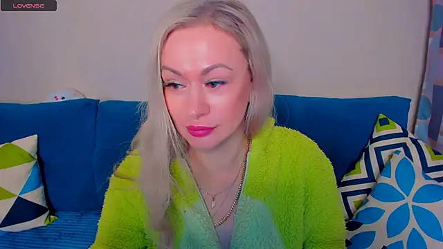 Snapshot of EllenMoore chatting on October 15, 3:31 am EllenMoore online show from October 15, 3:31 am