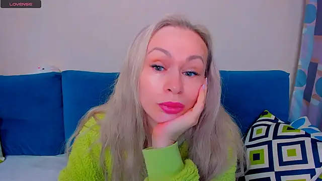 Snapshot of EllenMoore chatting on October 1, 3:11 am EllenMoore online show from October 1, 3:11 am