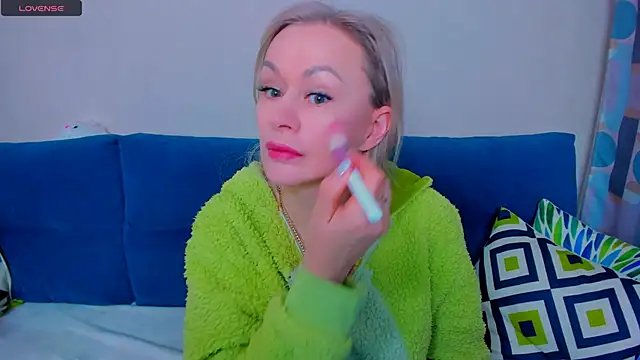 Snapshot of EllenMoore chatting on September 26, 3:04 am EllenMoore online show from September 26, 3:04 am