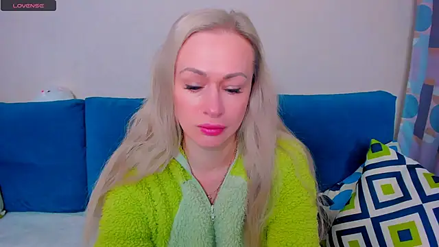 Snapshot of EllenMoore chatting on September 30, 3:01 am EllenMoore online show from September 30, 3:01 am