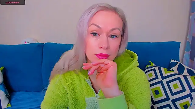 Snapshot of EllenMoore chatting on October 18, 3:20 am EllenMoore online show from October 18, 3:20 am