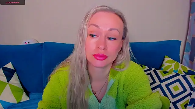 Snapshot of EllenMoore chatting on October 14, 3:20 am EllenMoore online show from October 14, 3:20 am