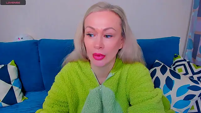 Snapshot of EllenMoore chatting on October 7, 3:00 am EllenMoore online show from October 7, 3:00 am