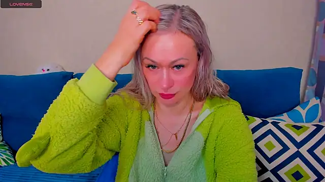 Snapshot of EllenMoore chatting on October 19, 3:30 am EllenMoore online show from October 19, 3:30 am