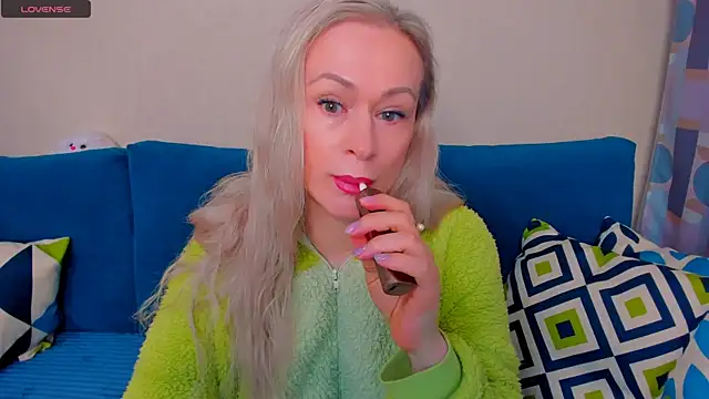 Snapshot of EllenMoore chatting on October 9, 3:10 am EllenMoore online show from October 9, 3:10 am