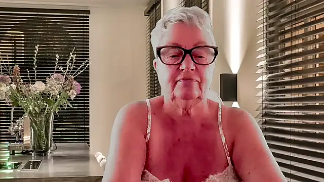 GrannyChrissy68 online show from February 4, 3:59 pm