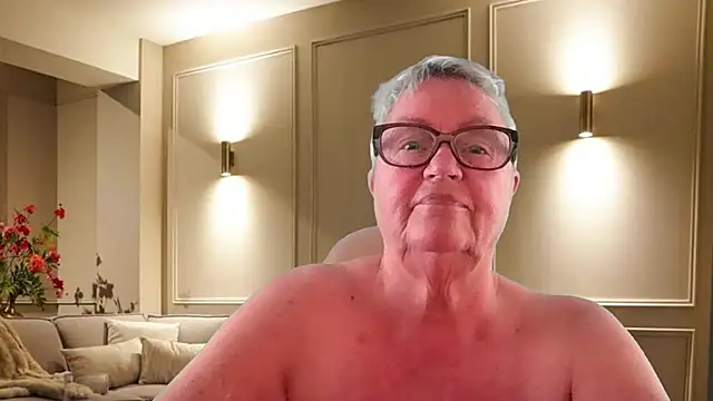 GrannyChrissy68 online show from July 18, 11:07 pm