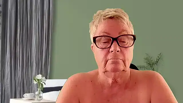 GrannyChrissy68 online show from April 7, 8:44 pm