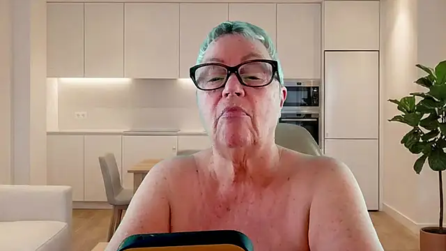 GrannyChrissy68 online show from June 19, 7:06 pm
