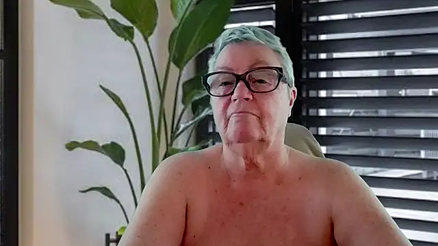 GrannyChrissy68 online show from June 29, 1:55 pm