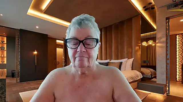 GrannyChrissy68 online show from December 18, 1:05 pm