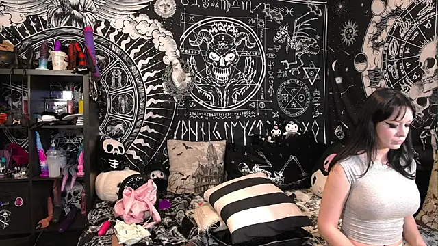 EVILYN online show from April 17, 5:15 pm